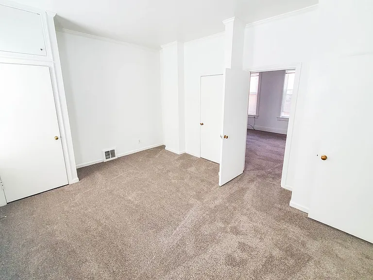 337 W 8th St — Photo 9