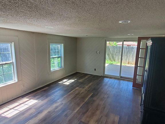 4th image of 1006 Almond Cir