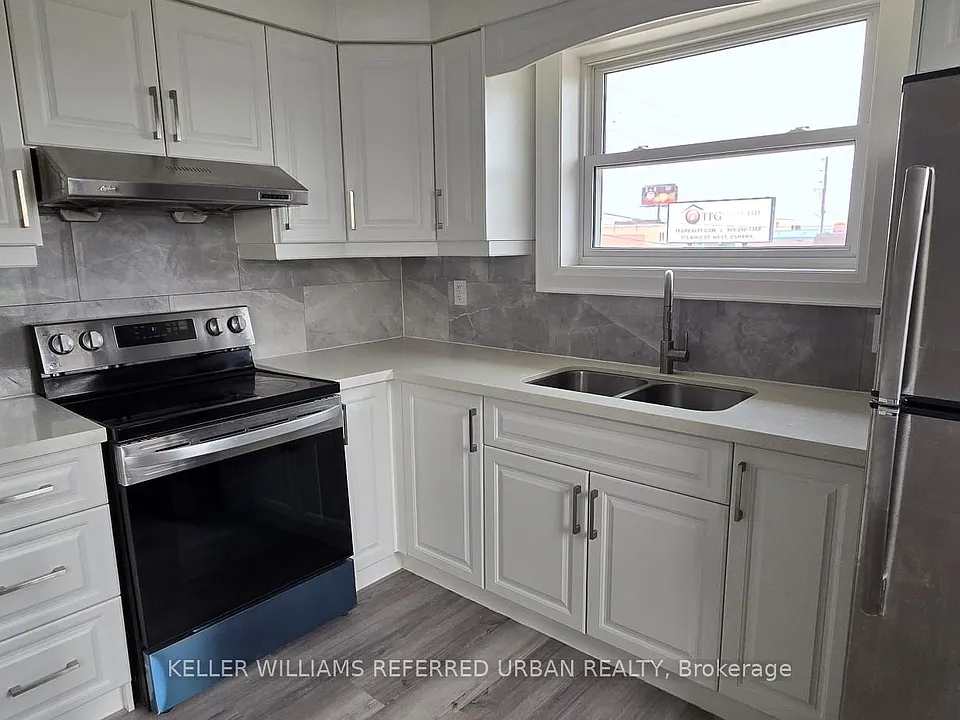 399 King St W