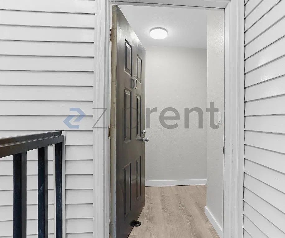 3 bed, 1.5 bath, 1300 sqft, $2,995 — Photo 3