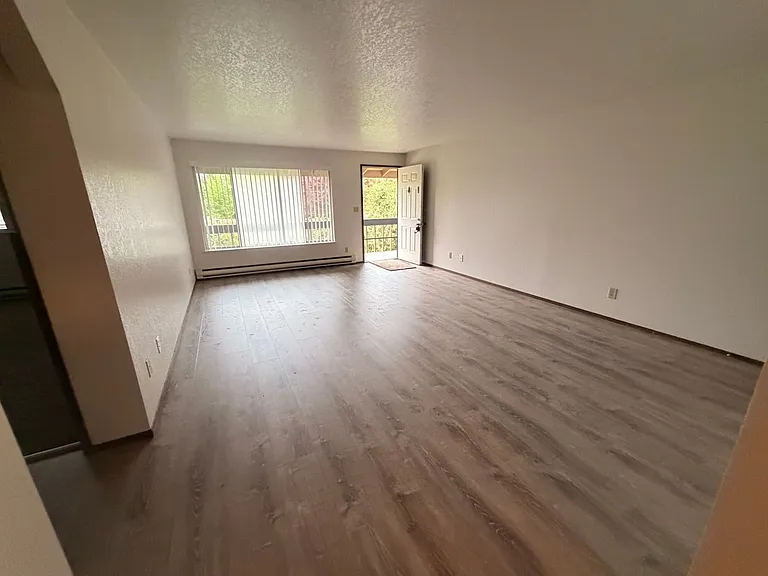 534 E Division St #1-7 — Photo 2