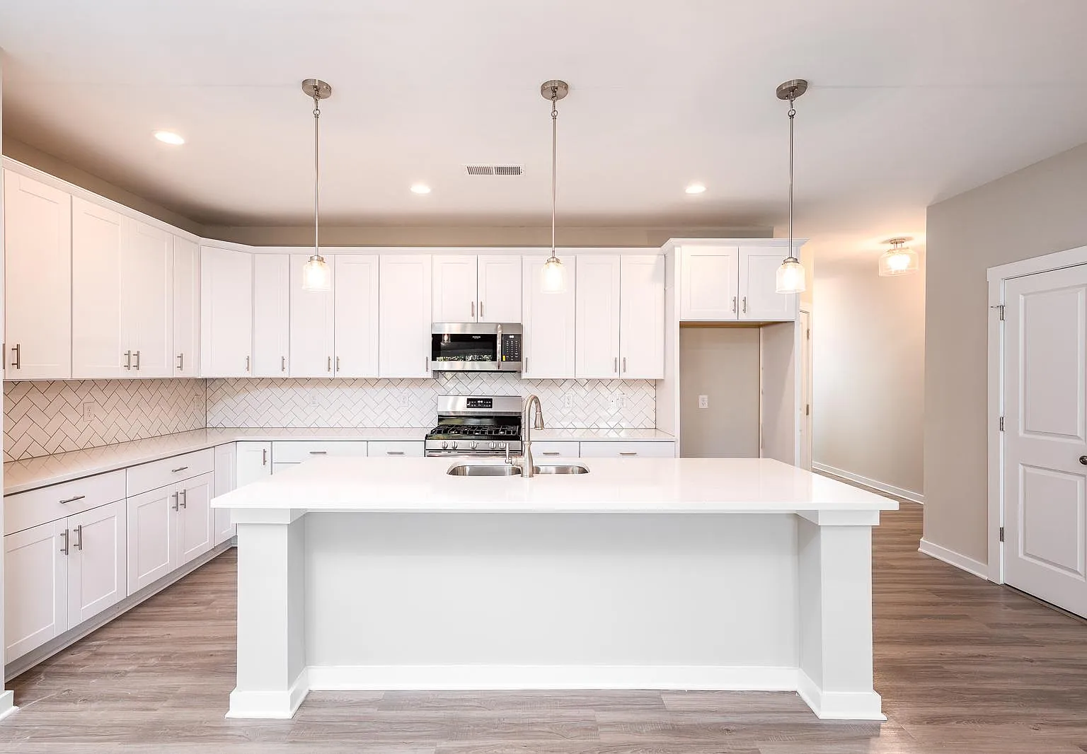 3 bed, 2.5 bath, 2156 sqft, $2,500 — Photo 3