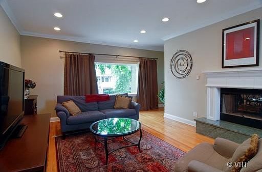 2nd image of 3028 N Leavitt St