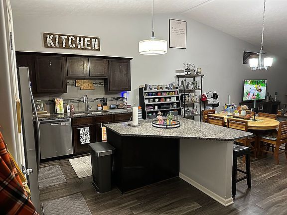 Kitchen/entryway 