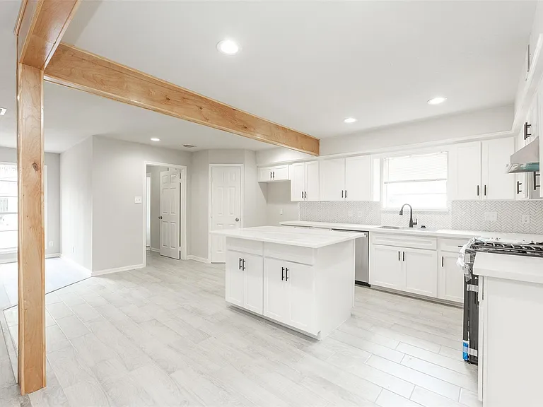 21402 Park Royale Dr — Photo 6
