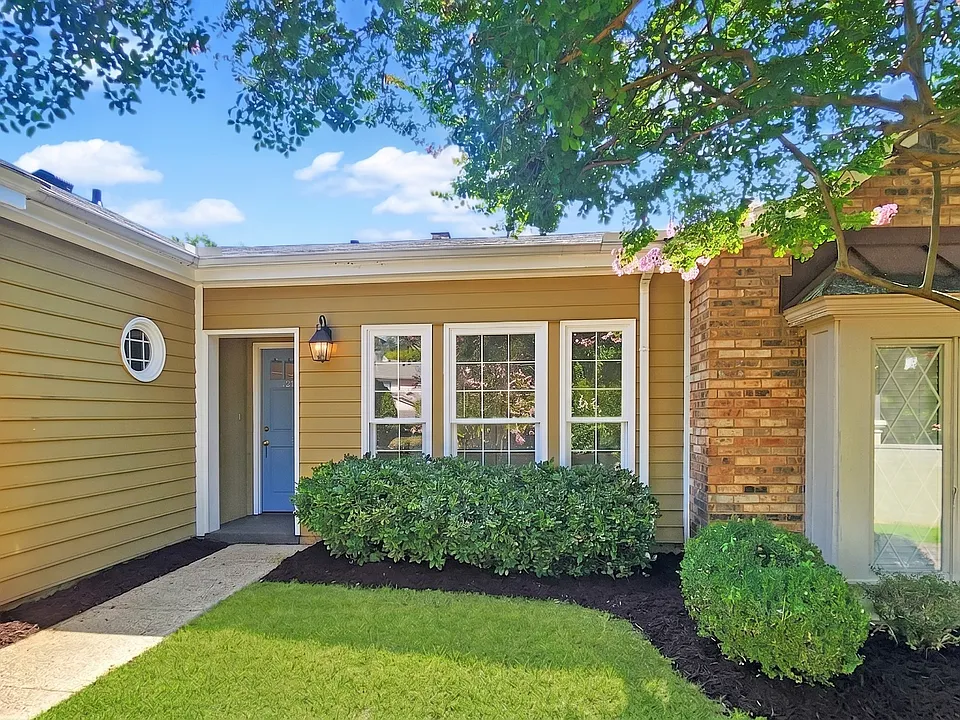 2067 Hazel Hedge Ln