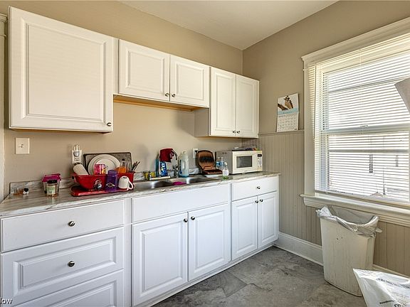 5th image of 2113 W 91st St