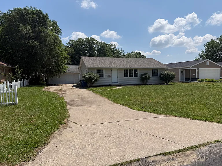 5046 Winona Dr — Photo 2