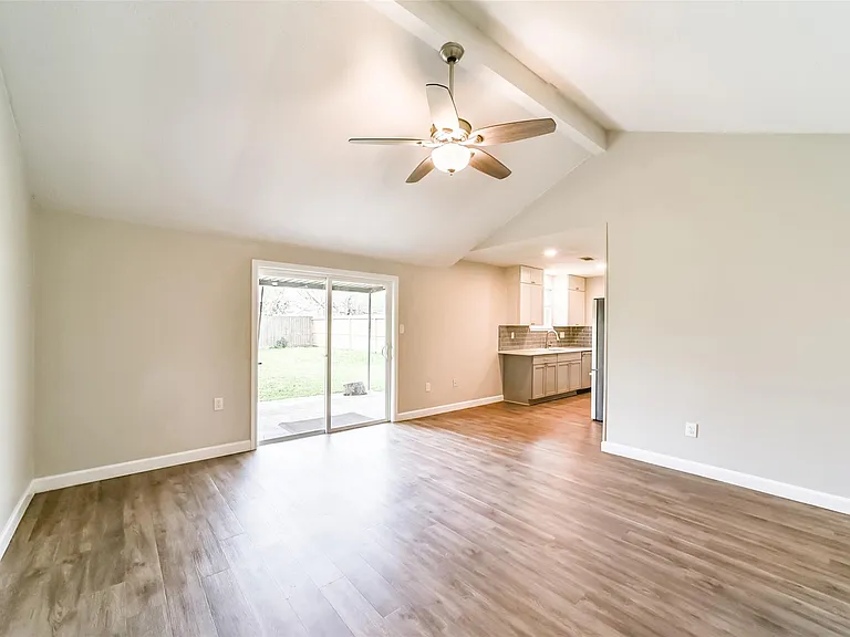 504 Avondale Ln — Photo 5