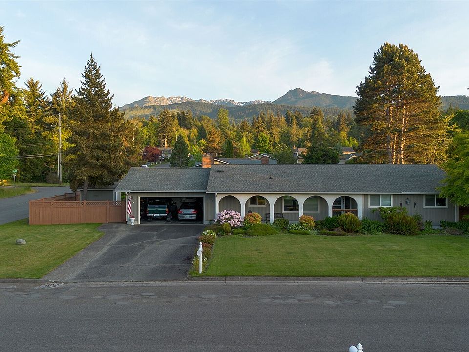 1st image of 230 E Hawthorne Place