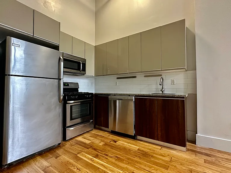 564 De Kalb Ave #109 — Photo 2