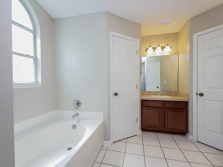 3230 Chantilly Ct — Photo 9
