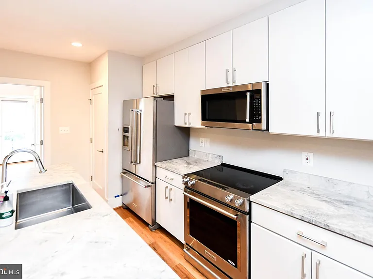 913 Quincy St NE #3 — Photo 7