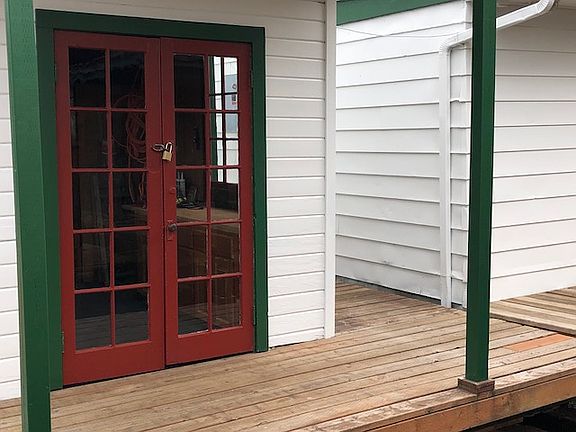 detached tinderhouse