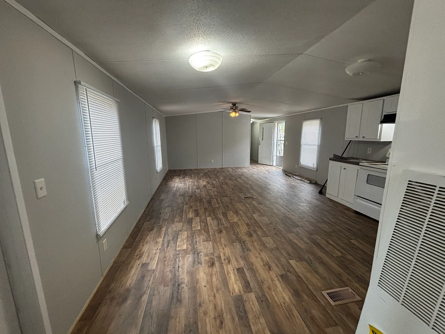 3 bed, 1216 sqft, $1,295 — Photo 2