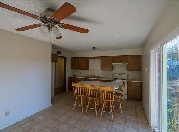 4th image of 527 Evergreen St