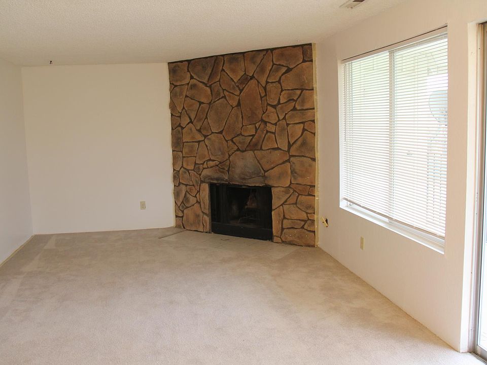 Living room & Fireplace