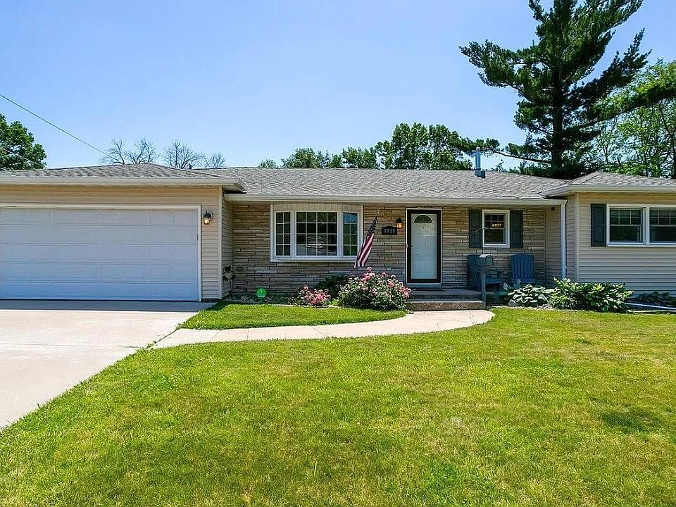 1st image of 1915 W 38th Pl