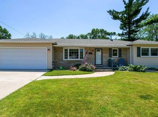1915 W 38th Pl, Davenport, IA 52806