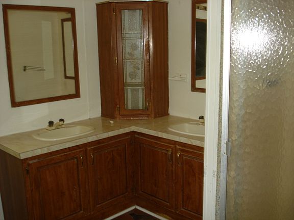 3rd image of 26 Leslie Cir