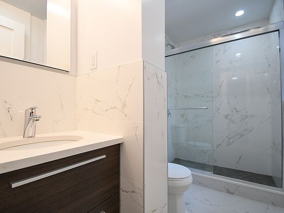 5th image of 930 Sheridan Ave APT 4L