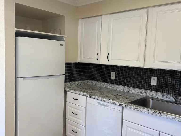 2565 Old Donald Ross Rd — Photo 2