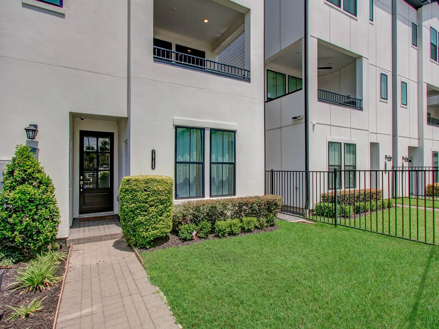 3 bed, 3.5 bath, 2070 sqft, $3,000 — Photo 3
