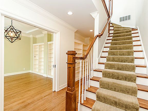 2nd image of 2037 W Waveland Ave