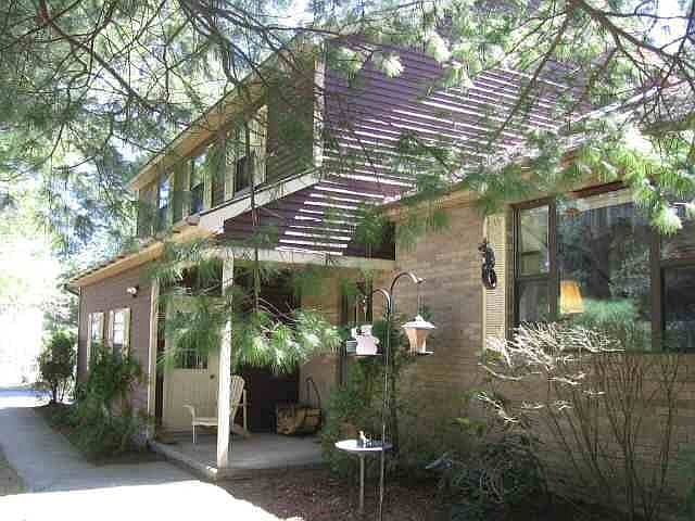 Adirondack Feel, loads of Privacy Great yard and Gardens galore,treehouse&pool