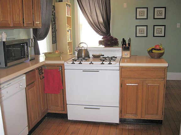 4th image of 1129 W Drummond Pl APT Coach