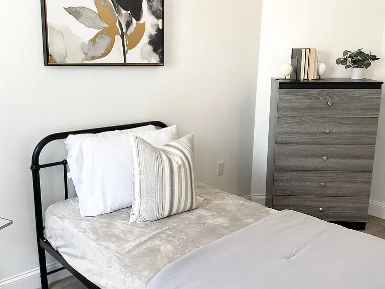 CORPORATE EXECUTIVE HOUSING — Photo 7