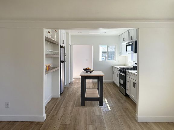 5th image of 4073 Swift Ave