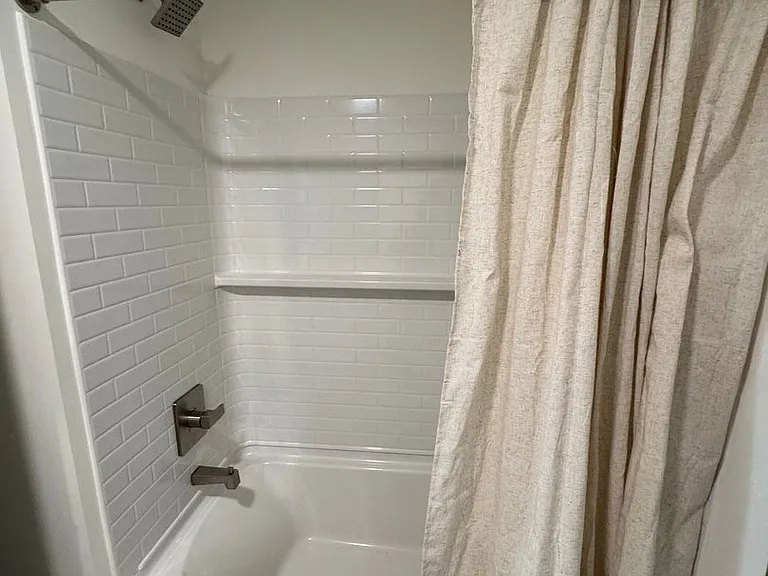 1128 W College St — Photo 33