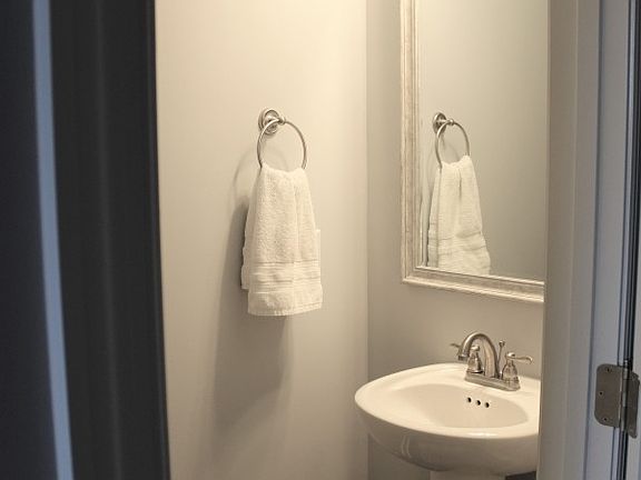 4th image of 718 Sapphire Dr