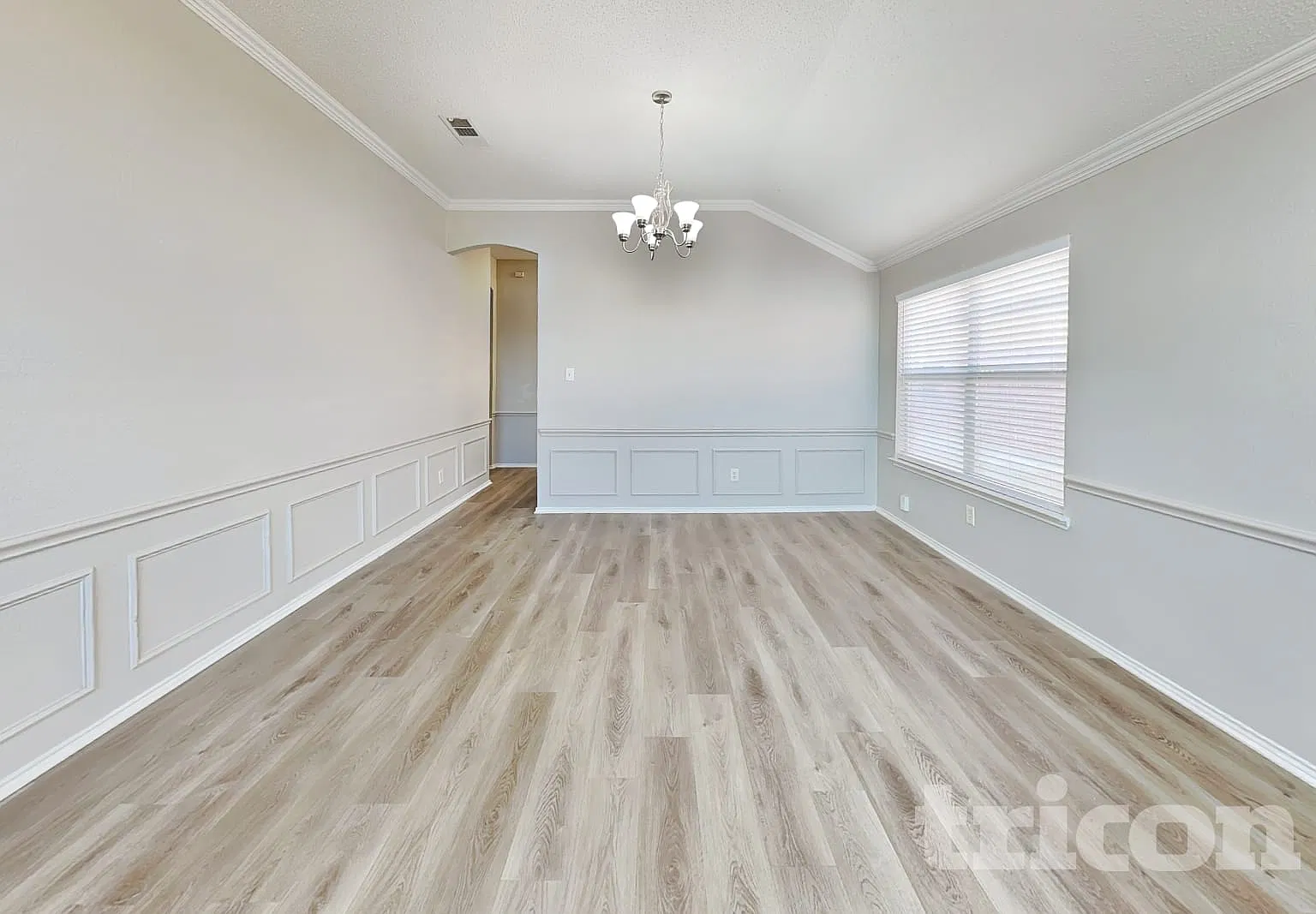 304 Dakota Drive Arlington TX — Photo 2