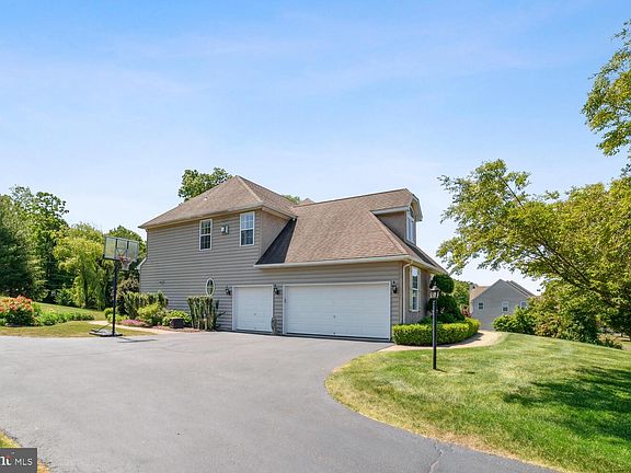 2nd image of 230 Horseshoe Ln