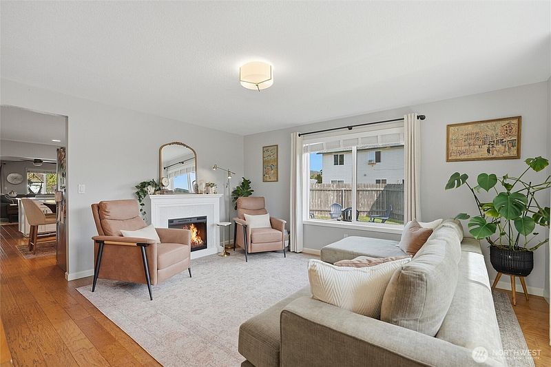 3rd image of 901 SE 6th Court