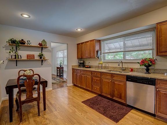 3rd image of 3192 Sunnyhollow Ln