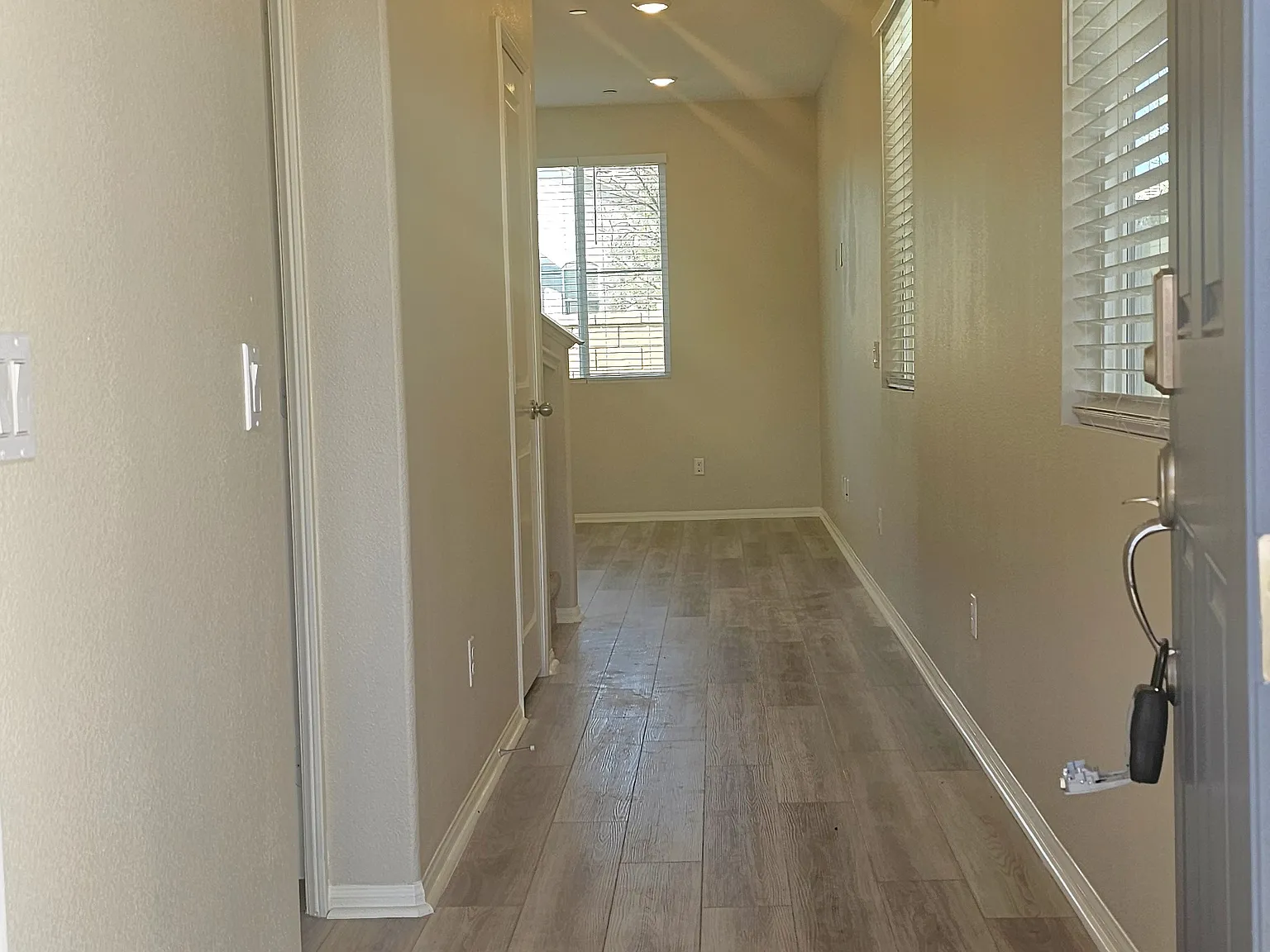 5 bed, 2300 sqft, $3,295 — Photo 2
