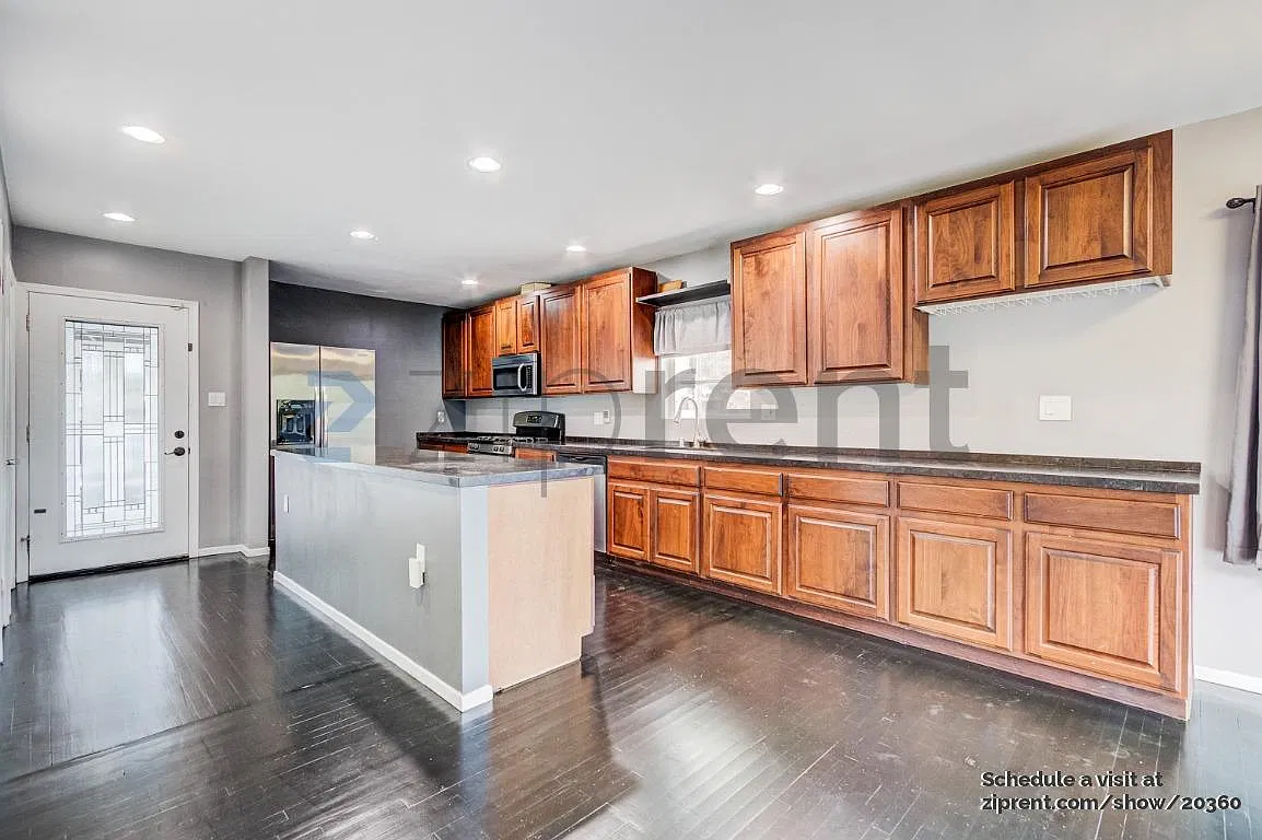 4 bed, 1334 sqft, $4,400 — Photo 2