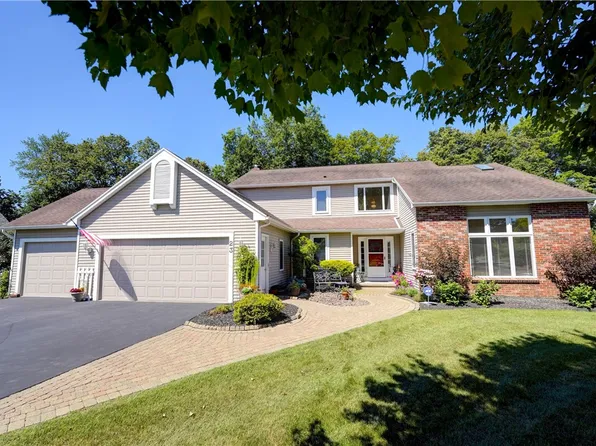 23 Edenfield Rd, Penfield, NY 14526