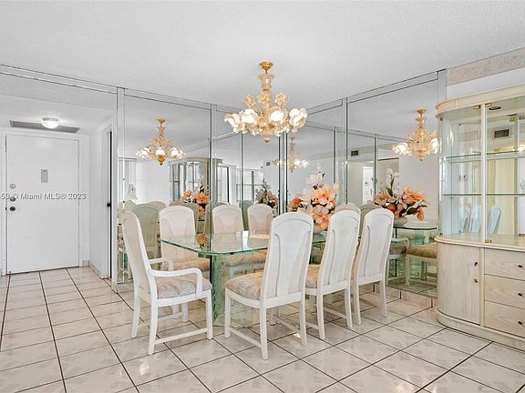 5th image of 1000 Parkview Dr APT 828