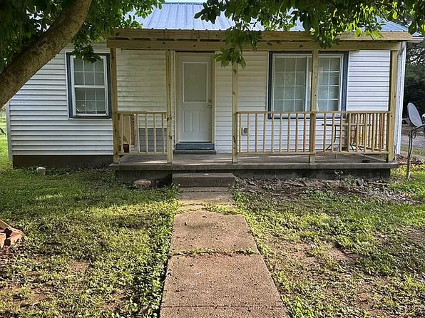 205 E Walnut St, Carrier Mills, IL 62917