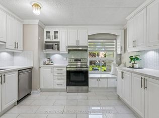 180 Mississauga Valley Blvd #211, Mississauga, ON L5A 3M2