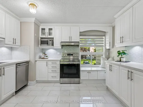 180 Mississauga Valley Blvd #211, Mississauga, ON L5A 3M2