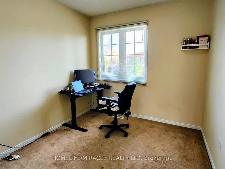 102 Whiteface Cres — Photo 15