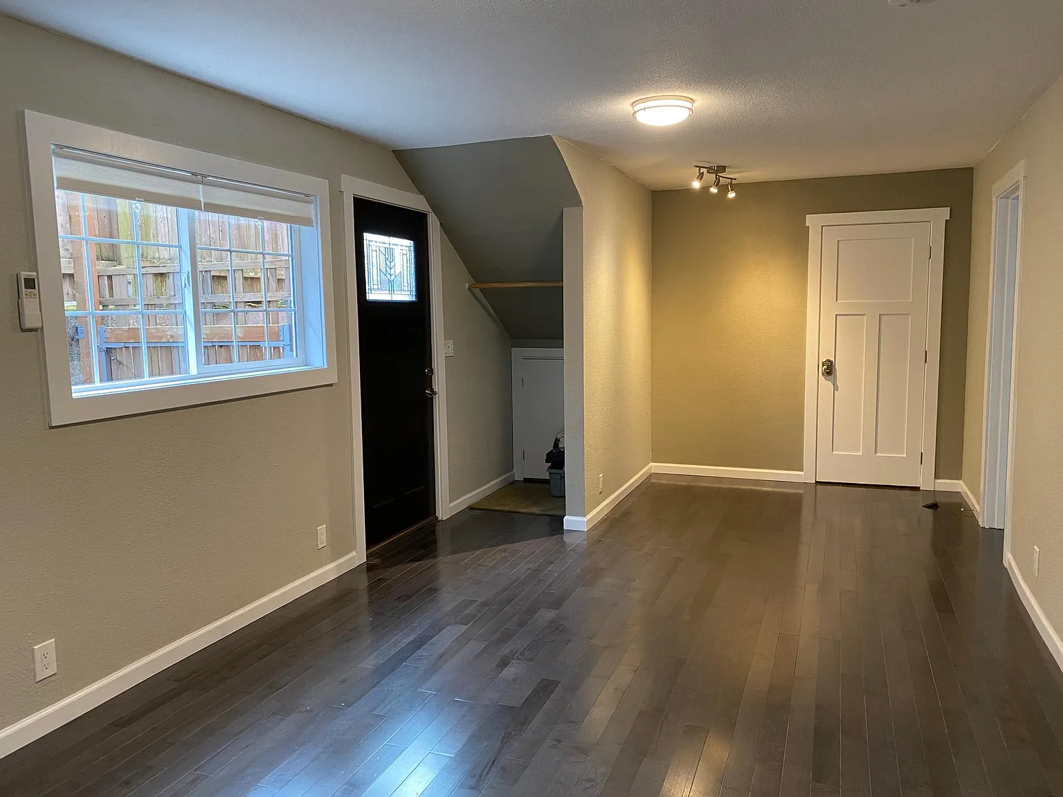 3 bed, 1200 sqft, $3,495 — Photo 3