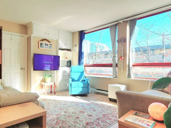 811 Helmcken St #208, Vancouver, BC V6Z 1B1