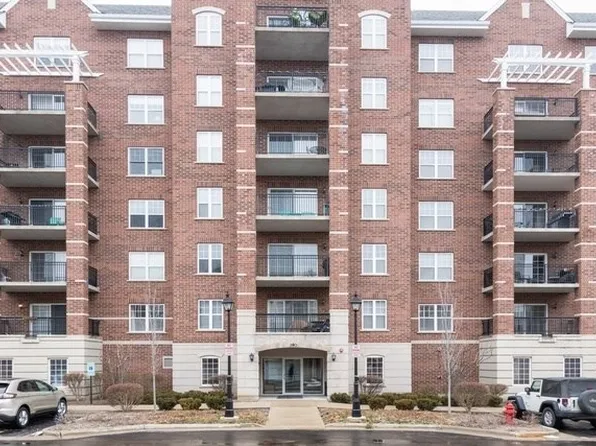 390 W Mahogany Ct Unit 207, Palatine, IL 60067
