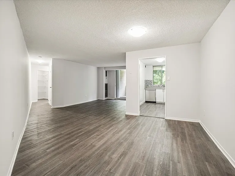 2121 Rathburn Rd E — Photo 8